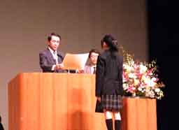 表彰を受ける岡さん
