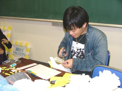 �������i