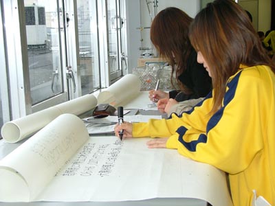 �������i