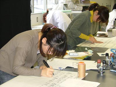 �������i