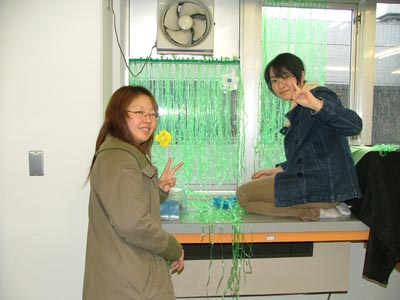 �������i